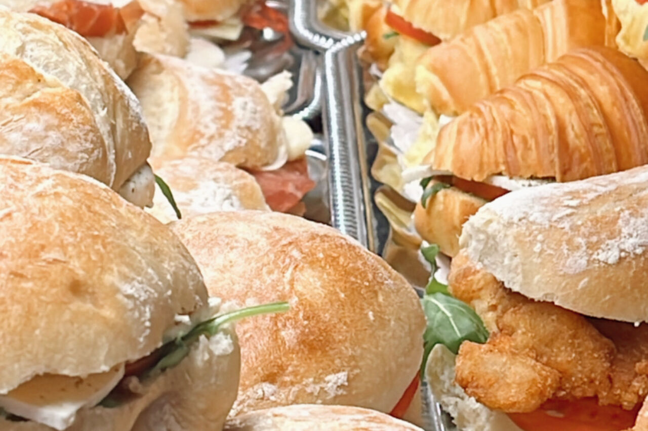 Croissants und Brötchen