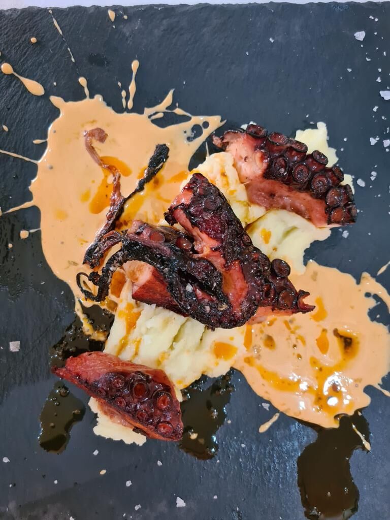 Pulpo a la parrilla con puré de patata y emulsión de ayada de pulpo