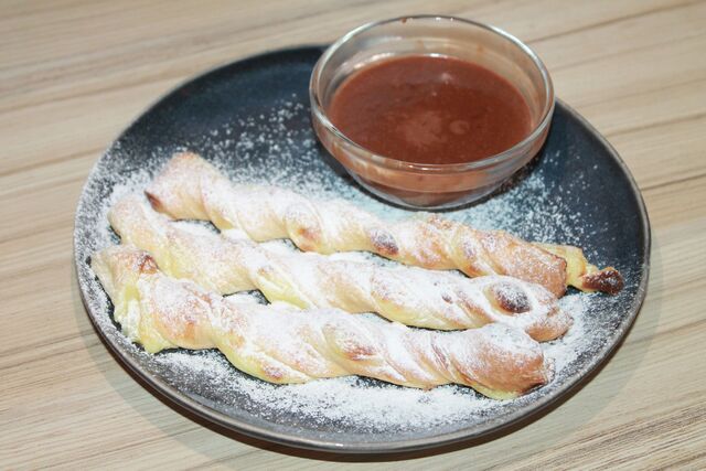 Budyniowe paluchy z sosem czekoladowym