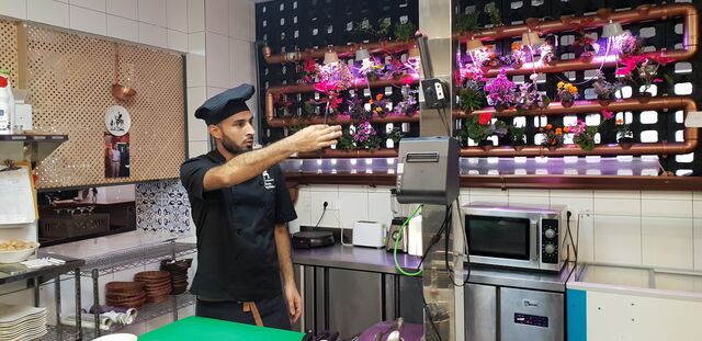 Huerto vertical en cocina de flores comestibles