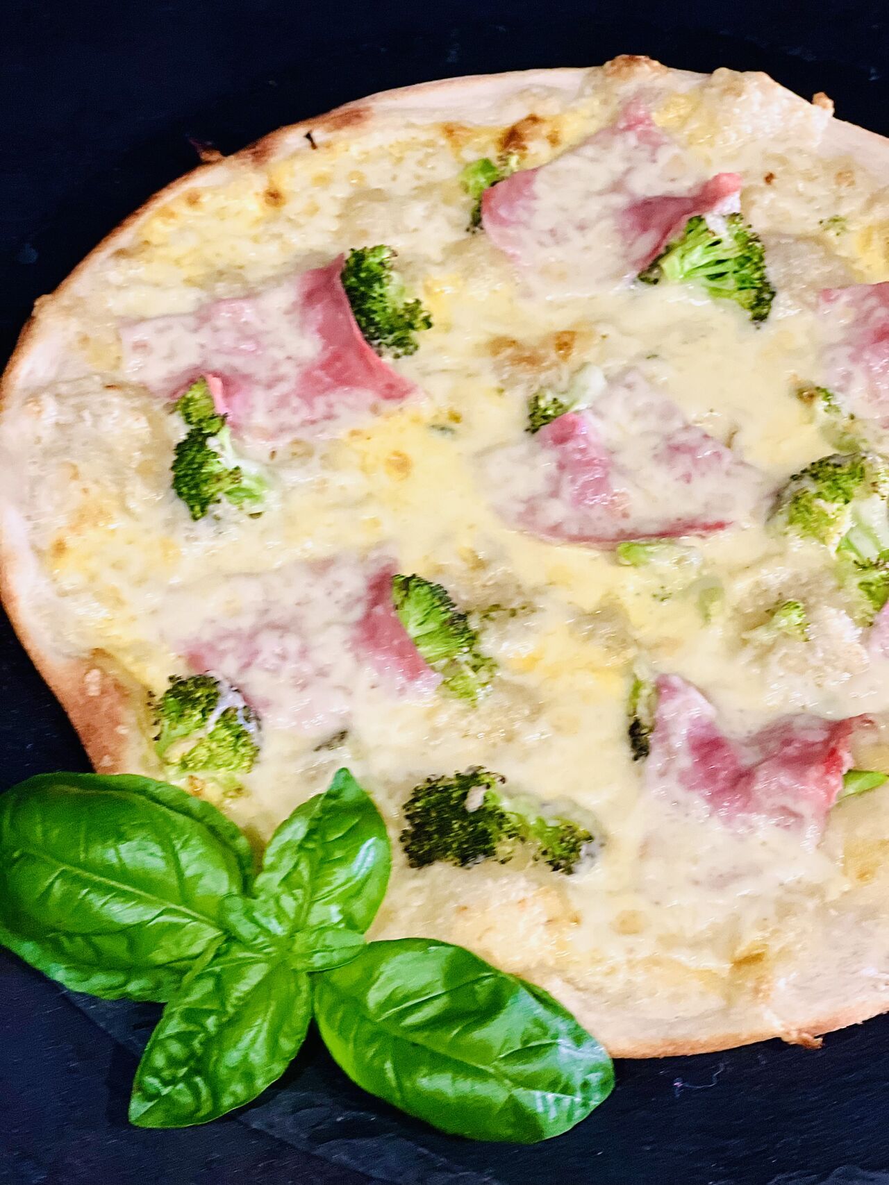 11. Germania
€9,60
Ø 32cm
(A C G I 2 3)
Sauce Hollandaise, Brokkoli, Qualität Kochschinken und Goudakäse