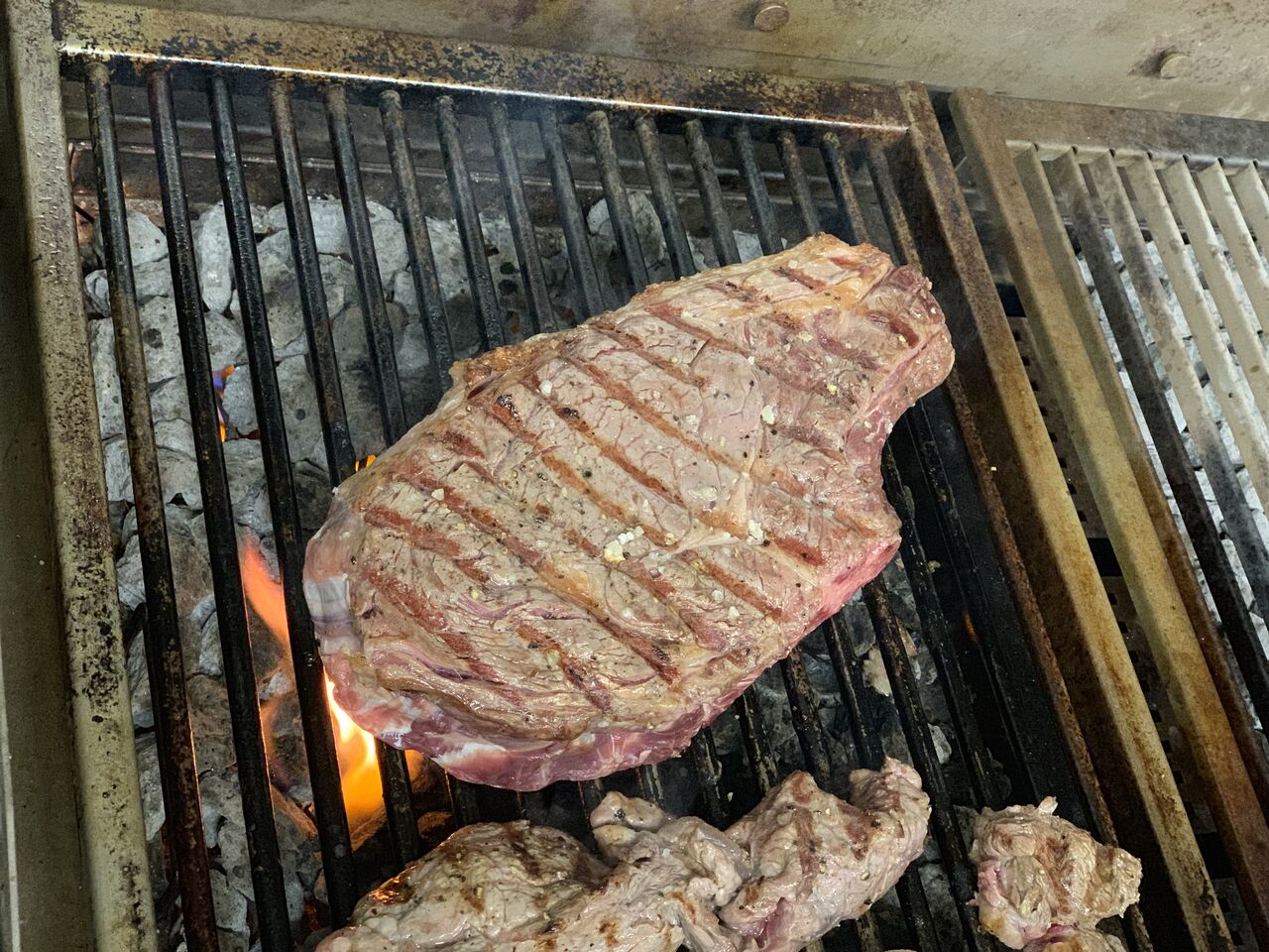 Côte de boeuf grillée aux pierres de lave