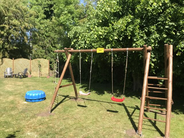 schaukeln, klettern, mit Sand + Bällen spielen ...