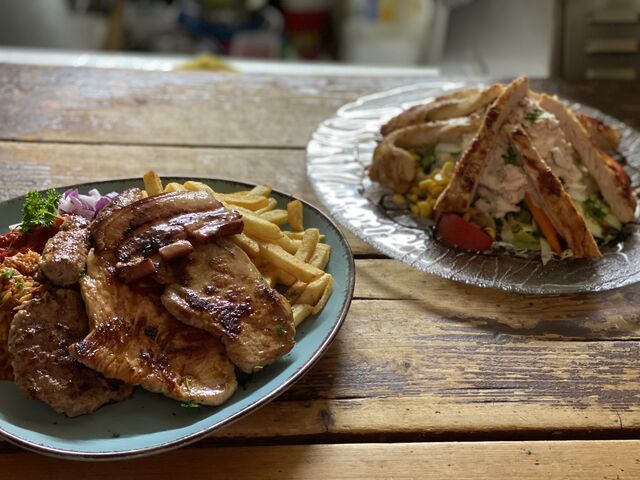 Grillteller und unserer leckerer Salatteller mit Putenstreifen 