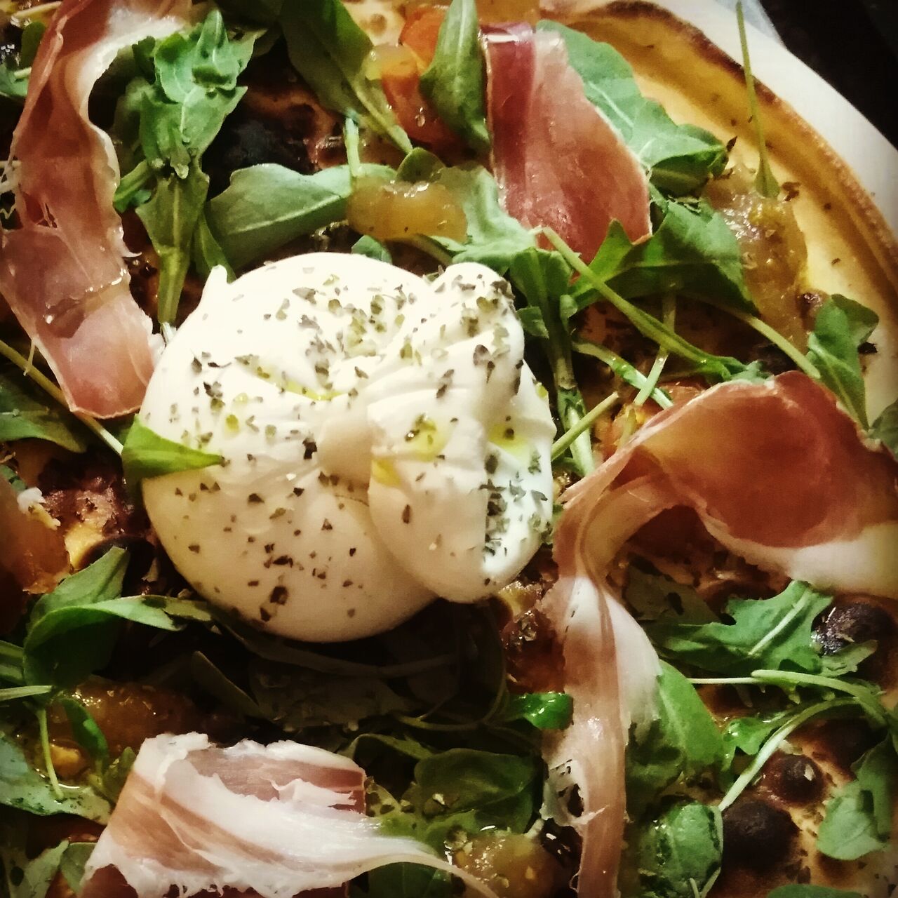 Burrata, tomate asado, jamón rúcola y mermelada de manzana