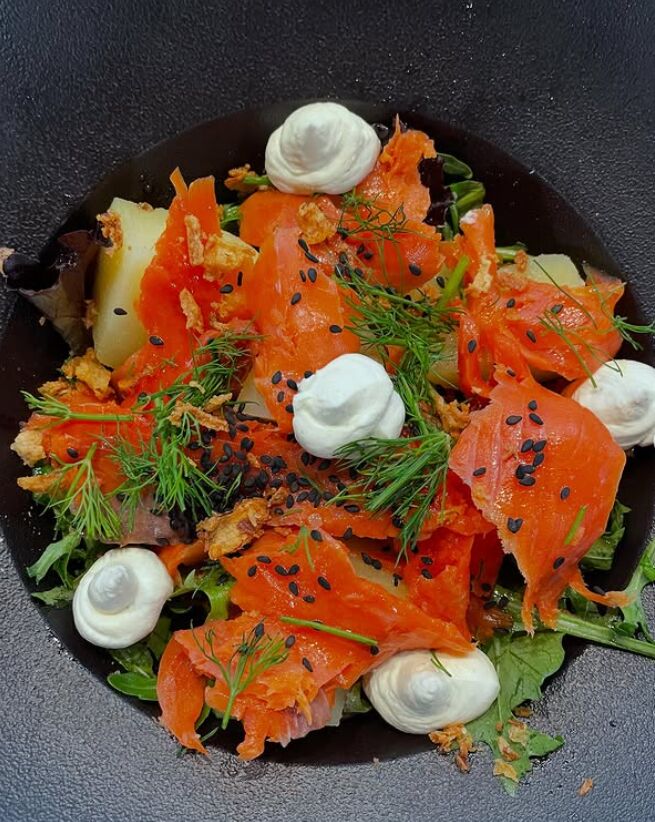 Salade de pomme-de-terre, saumon sauvage fumé, labneh