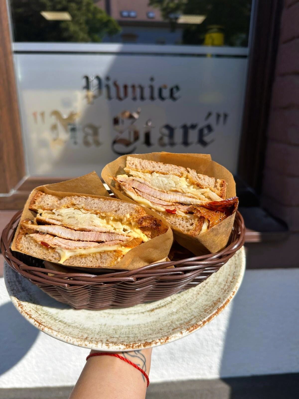 Sendvič z grilovanou kýtou na Staré 