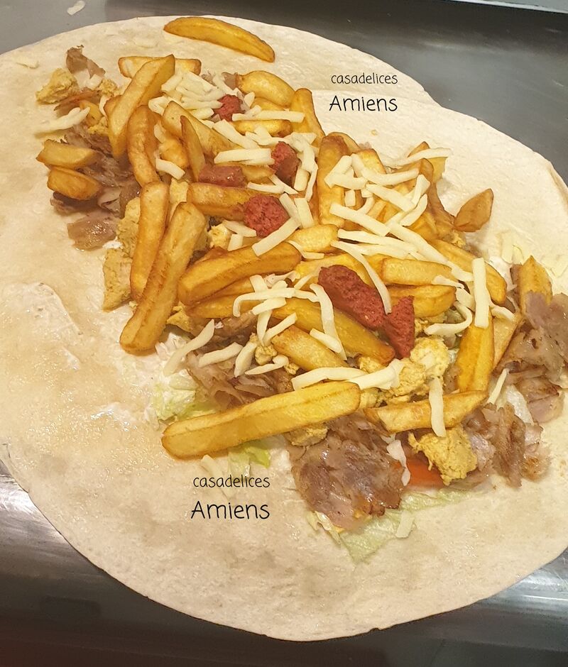 Casa tacos ?3 viandes au choix Sauce fromagère+2ème sauce Salade tomate oignons Frite Boisson 33cl offertBon appétit ?