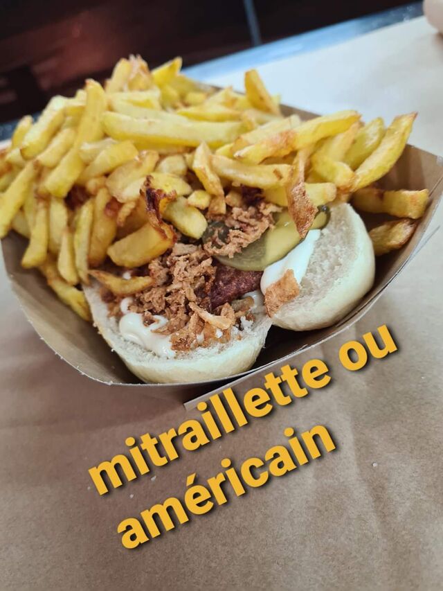 MITRAILLETTE
Pain blanc, viande au choix, sauce au choix, concombres à l'aigre douce, oignons frits
et frites dessus