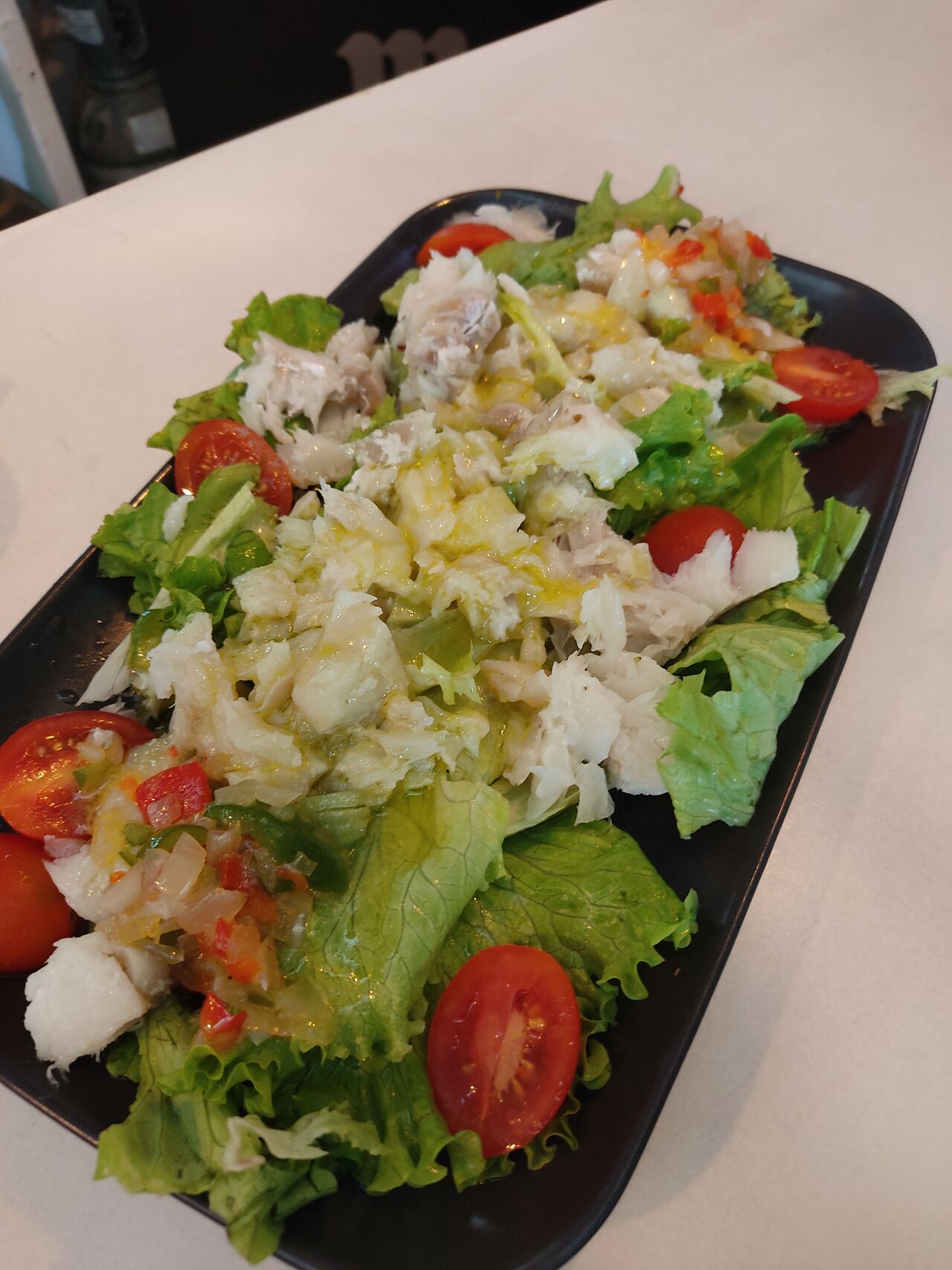 Ensalada de bacalao con su pil pil