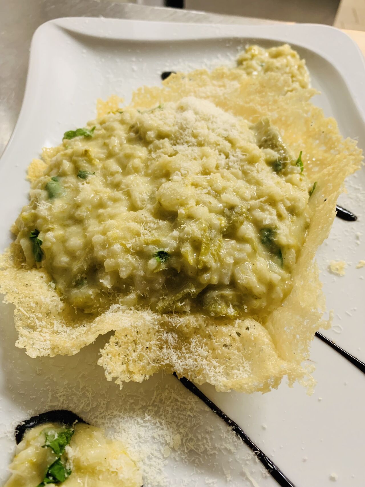 Risotto mit grünem Spargel in einer Parmesanschale