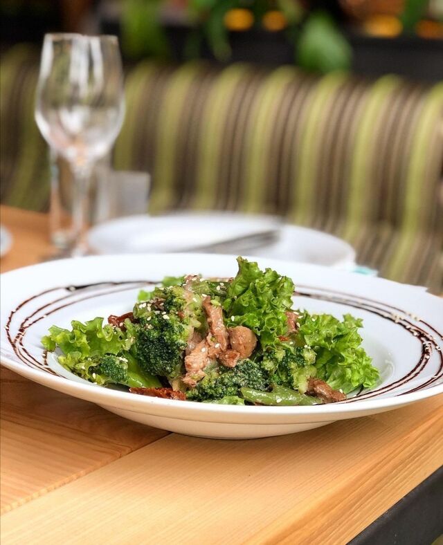 Теплий салат з телятини.. 