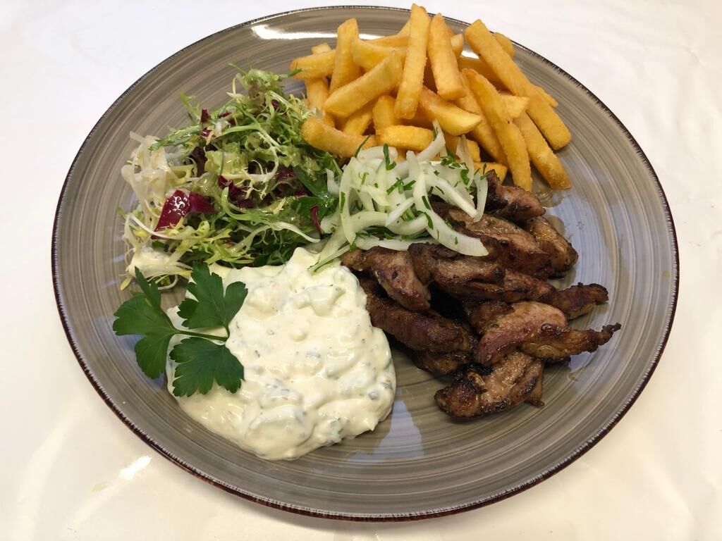 Gyros mit Tzatziki und Pommes