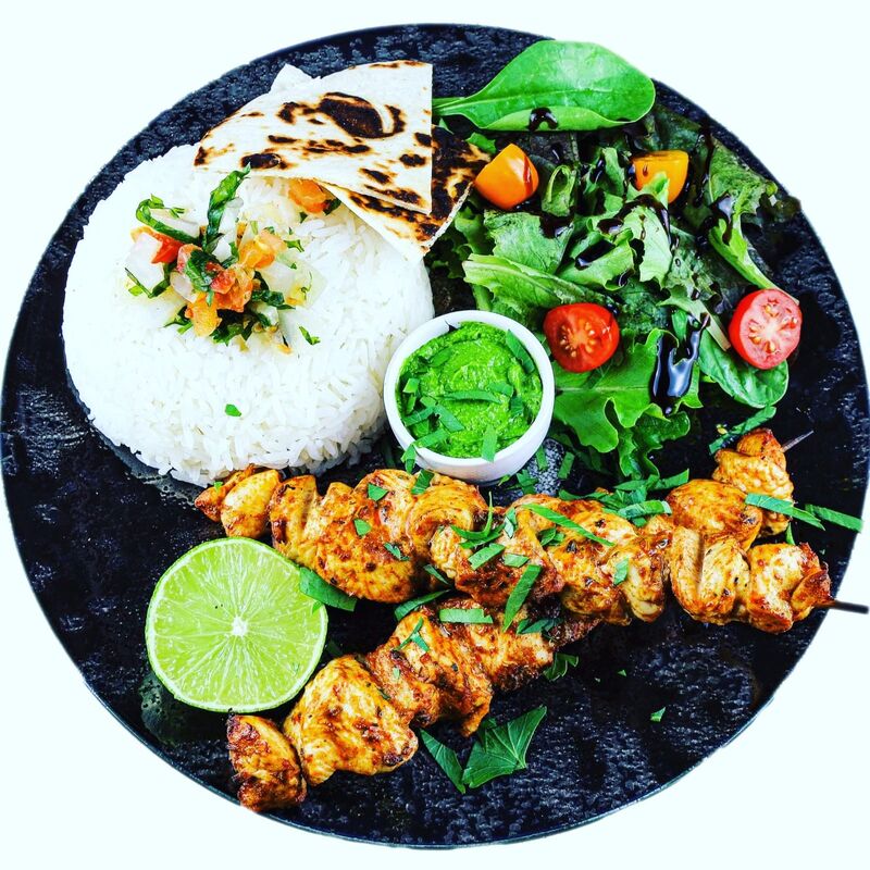 Poulet mariné, riz, sauce verte, salade