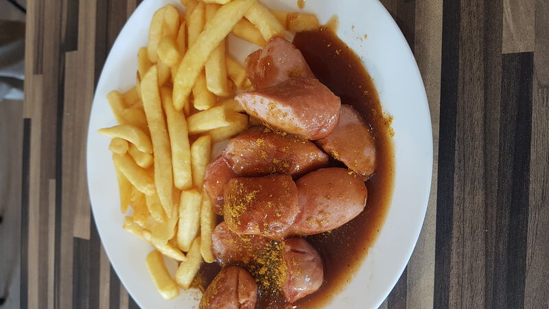 Currywurst mit Pommes 
