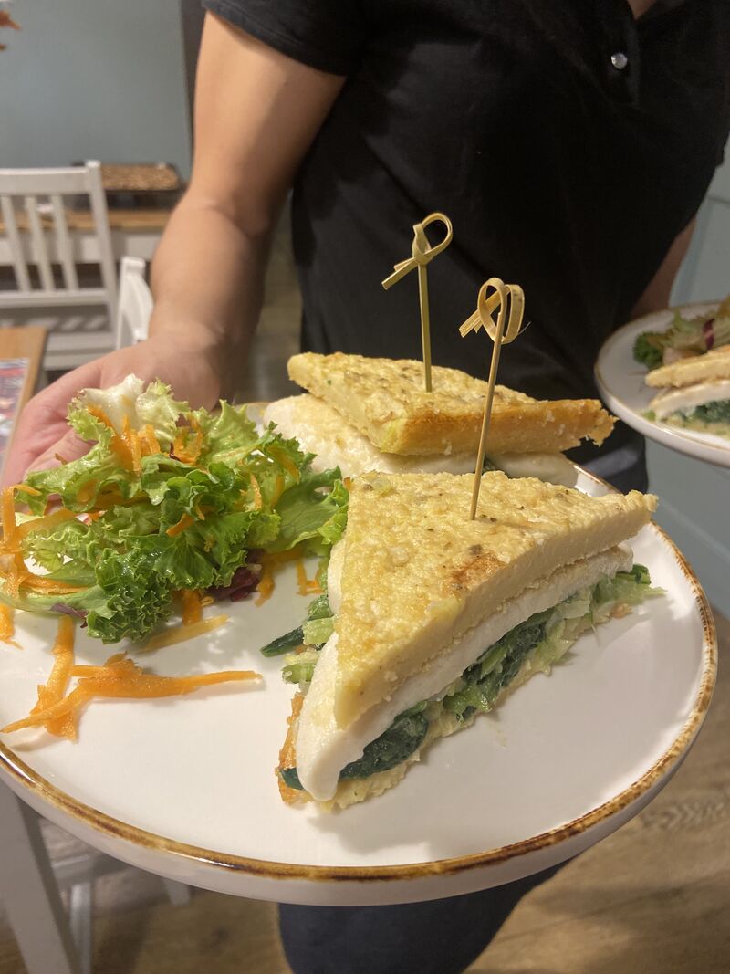 Sandwich di Cecina con mézzarella vegana