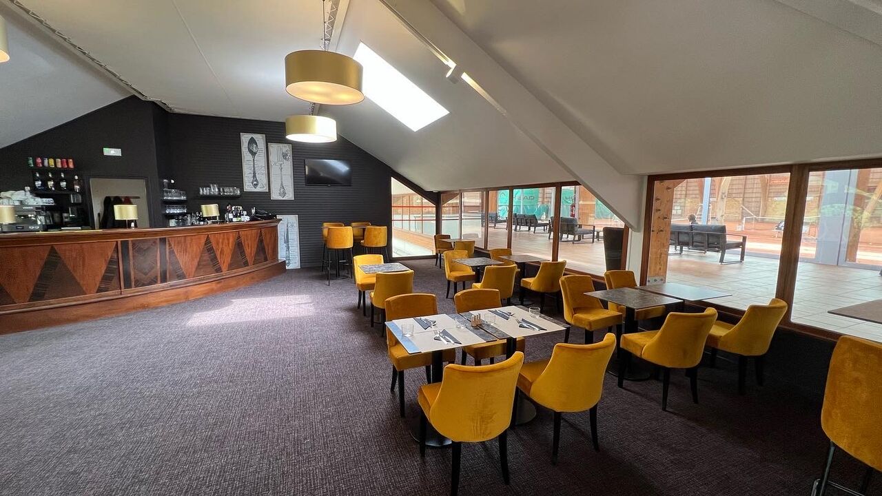 Le salon du Set'Club Bar-Restaurant fraichement rénové, au sein du Club House de l'Emeraude Tennis Club-Dinard