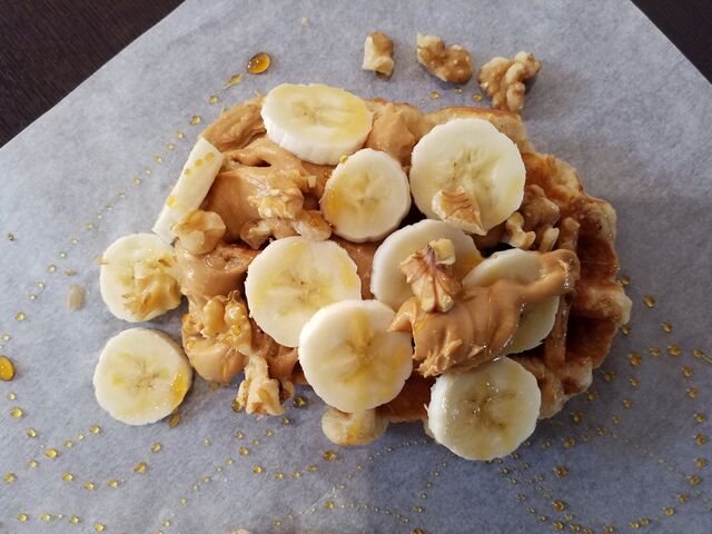Waffle con banana, noci e sciroppo d'acero