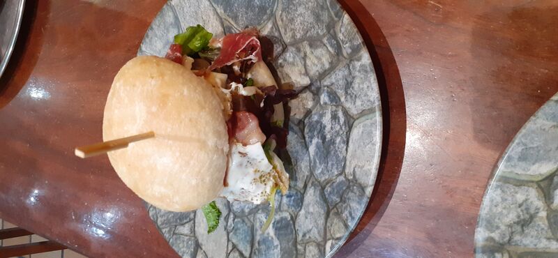 Hamburguesas completas
lechuga ,tomate, mahonesa, cebolla, beacon
queso, huevo y jamòn iberico