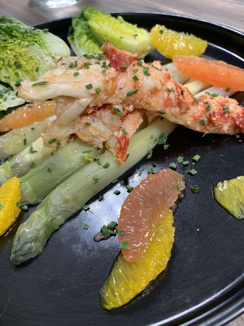 La Salade de Homard, Huile à la Clémentine de Corse du Domaine Marquiliani, Sucrine, Asperges, Orange et Pomelos

