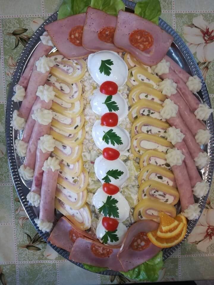 Hideg tálak 2 féle salátával és 5 féle feltéttel (vendég választása alapján)
1900 Ft/ fő áron