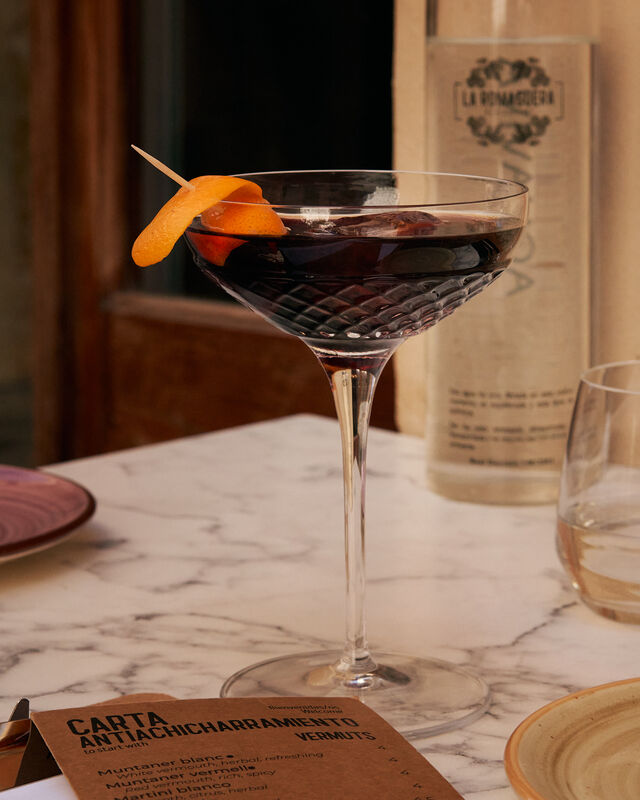 Vermut negro en copa de cristal