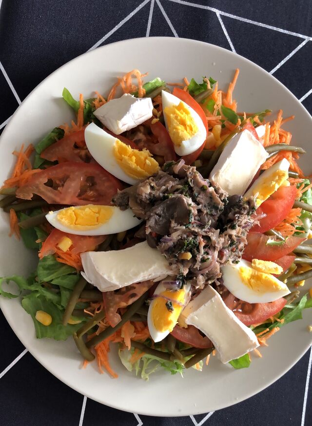 Salade composé, œuf, sardine