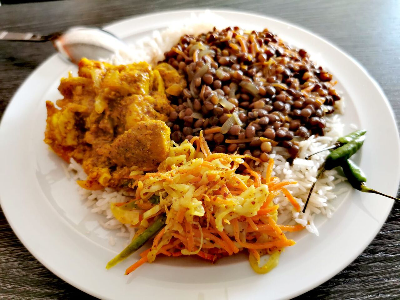 Vindaye de thon, lentilles parfumées et achards de légumes