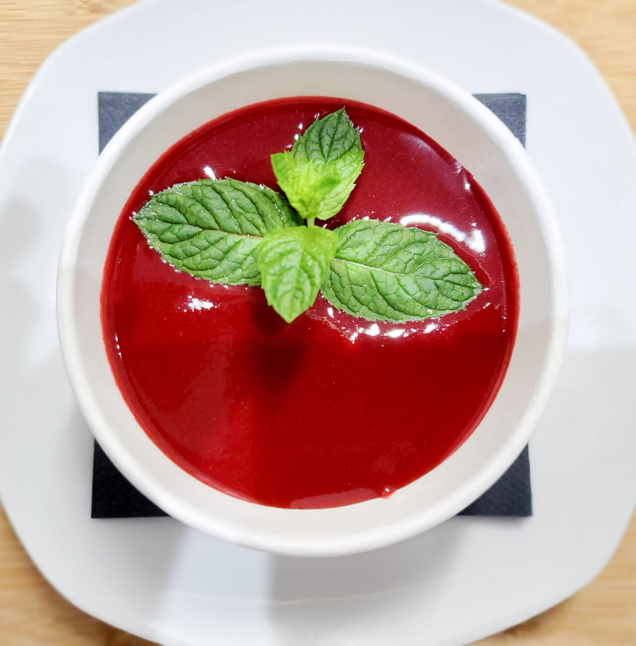 Panna cotta à la vanille de Madagascar / Coulis de fruits rouge 5€