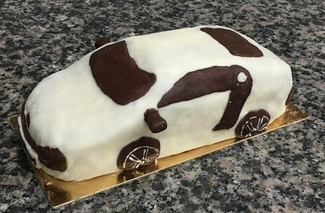 Reproduction d'une Audi.
Moelleux recouvert de pâte d'amande