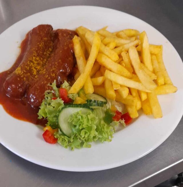 Currywurst mit Pommes