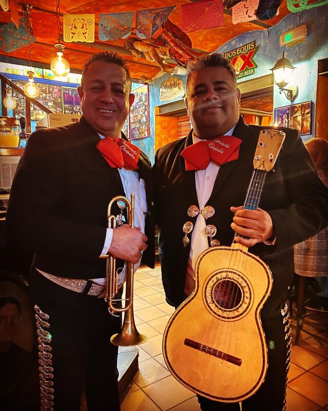 Los Mariachis 