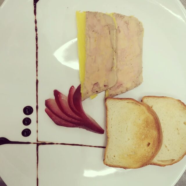Foie Gras Maison / Poire Pochée Vin Rouge / Pain Brioché