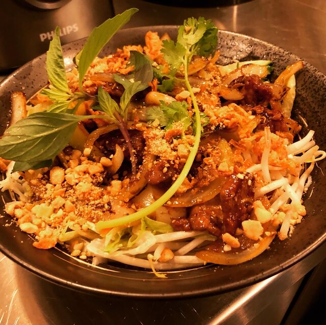 Bun Bo - Reisnudeln mit Salat und würzigem Rindfleisch