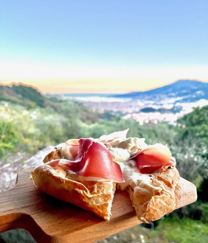 focaccia con stracchino e prosciutto crudo