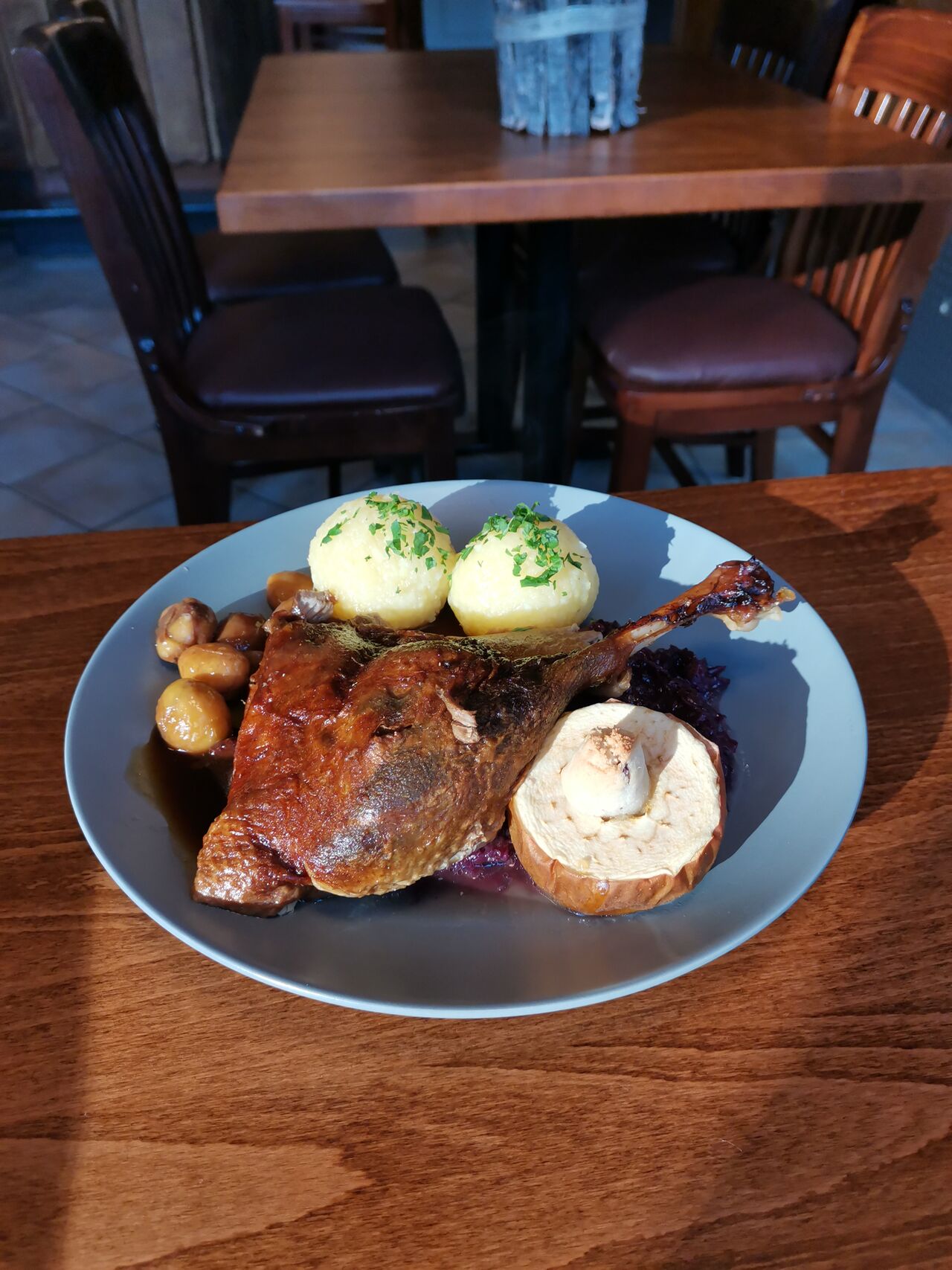 Gänsekeule
Maronen/ Rotkohl/ Klöße/ Jus/ Bratapfel 