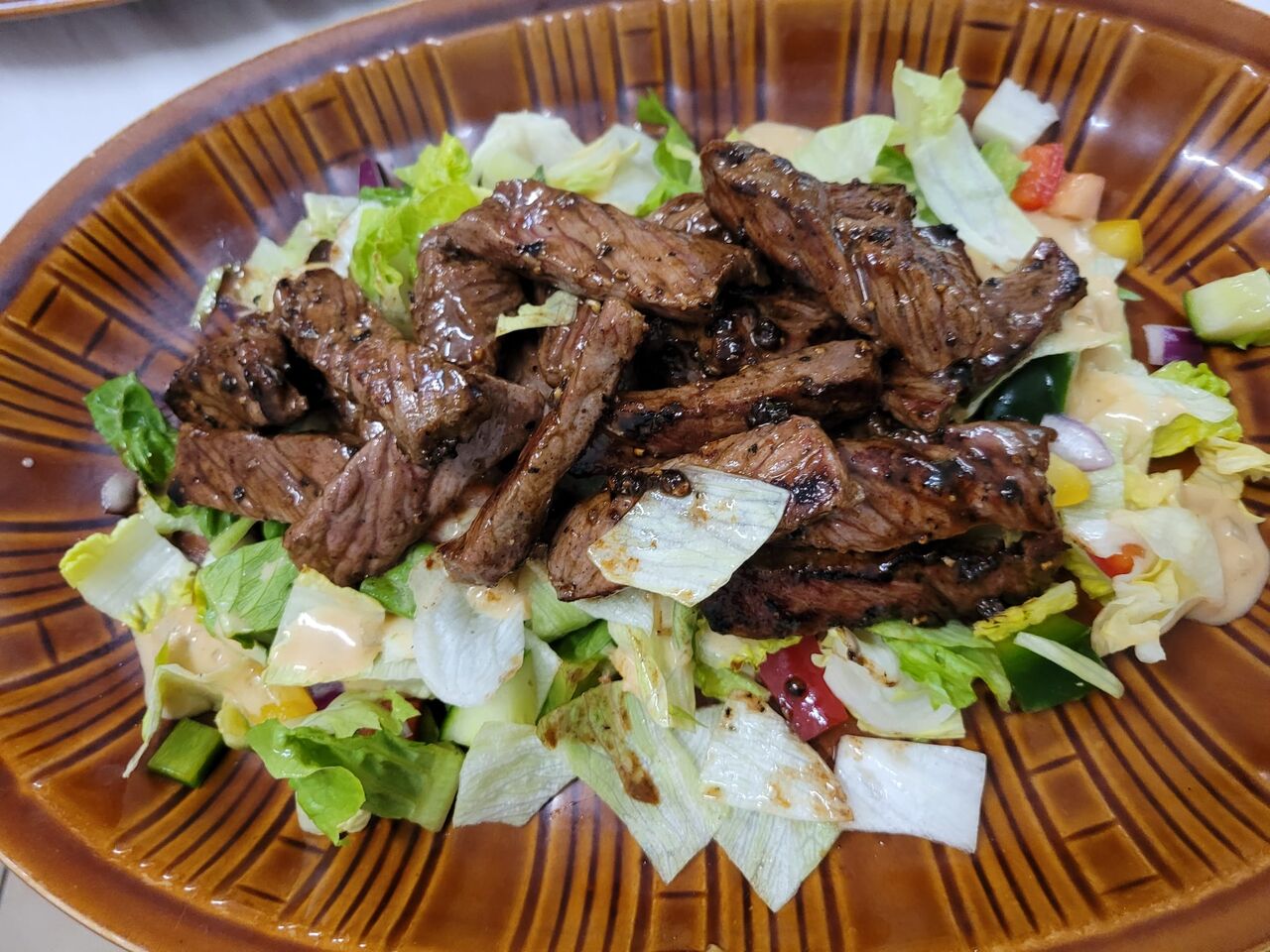 Gemischter Salat mit Rumpsteakstreifen und hausgemachtem Dressing 