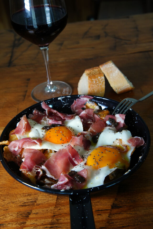 Huevos rotos trufados con jamón