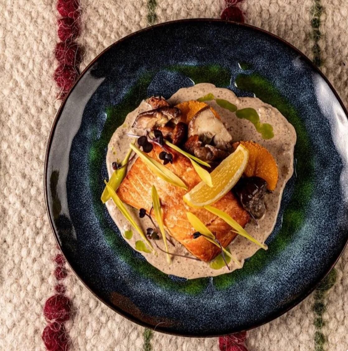 Lachsfilet mit Pilzsauce und Pilze