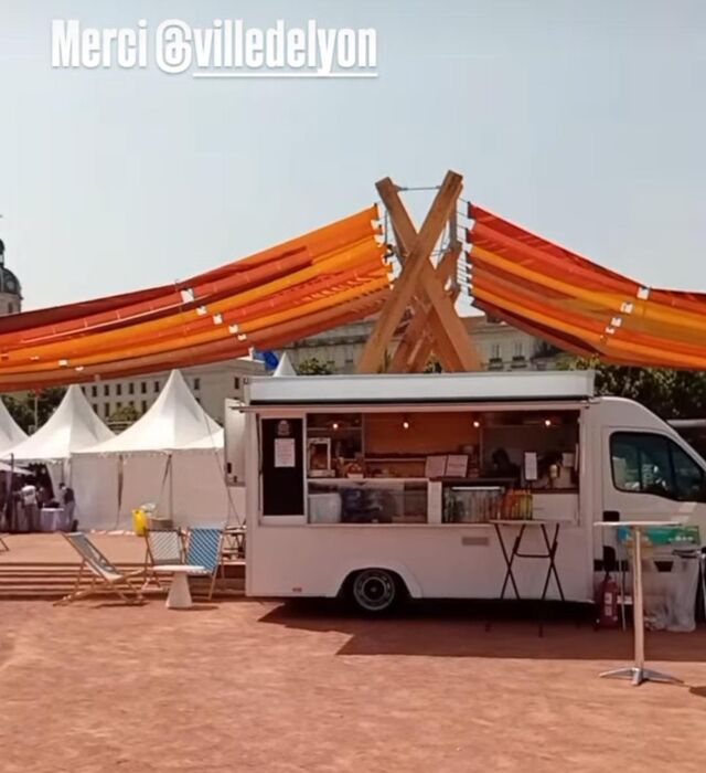 Grand food truck flambant neuf
