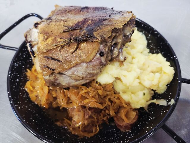 Ropogós csülök, bajor káposzta, hagymás tört burgonya