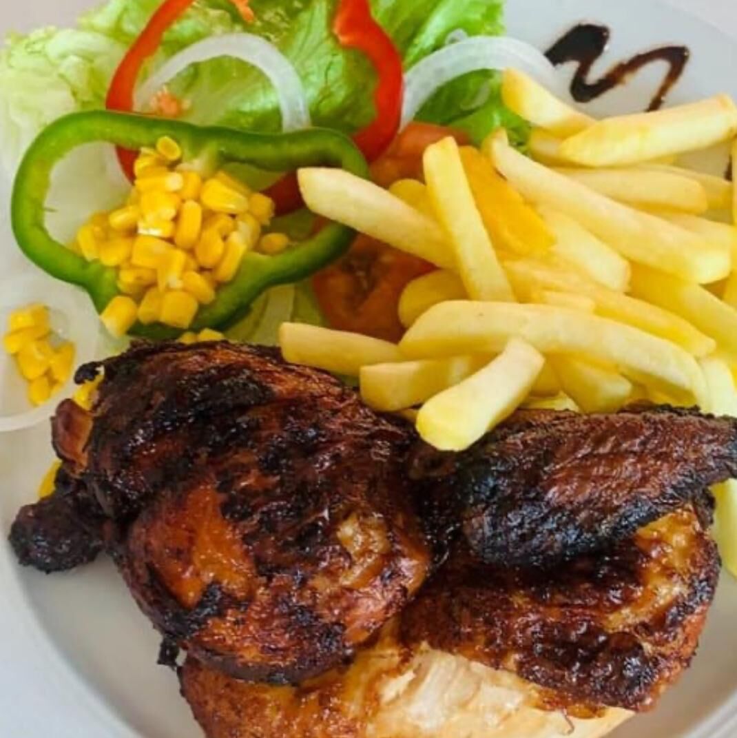1/2 DE POLLO CON PATATAS FRITAS Y ENSALADA