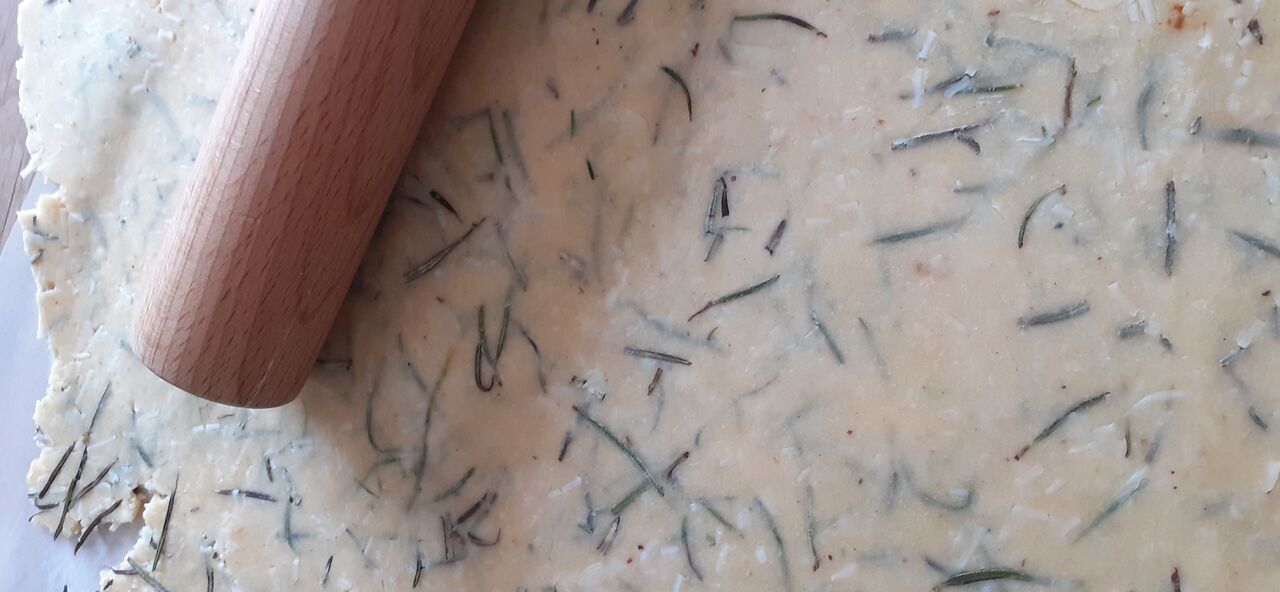 Préparation de biscuits salés romarin/emmental