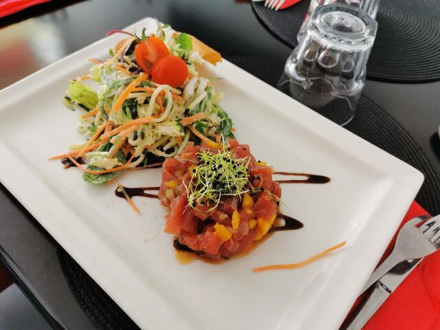 Tartare de thon rouge à la mangue et sa salade fraîcheur.