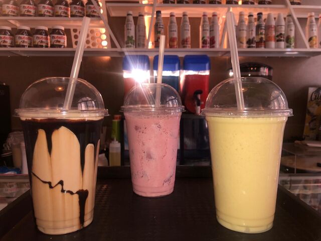 Smoothie et Milshake préparés avec des fruits frais et du lait bio.