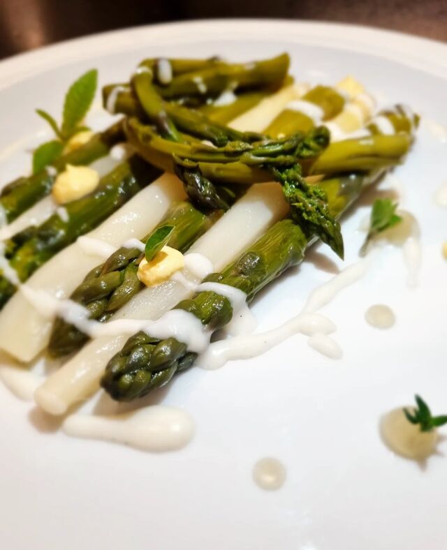 Asparagi verdi, bianchi e selvatici, risolatte alla vaniglia e salsa brusca
