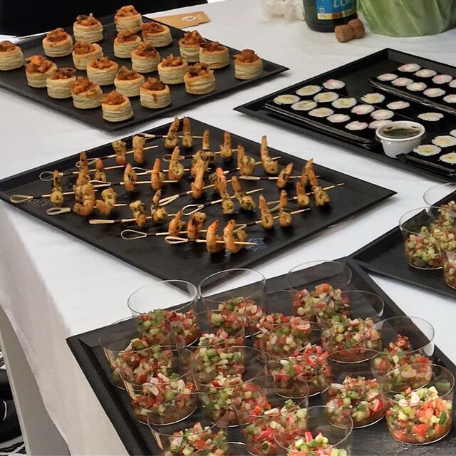 Buffet à la carte - Salades marocaine et libanaise, Makis-Sushis, Crevettes persillées marinées, Feuilleté du pêcheur...