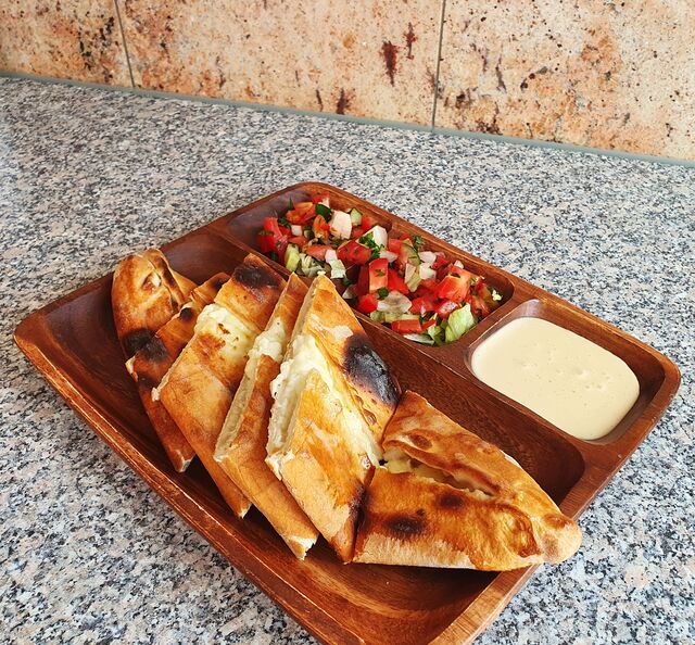 Pide (Schiffchen) mit Käse, Salat und Salatsoße