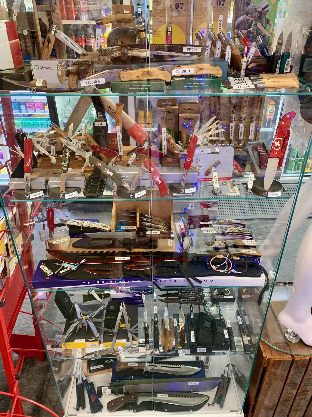 La vitrine de couteaux, machettes, cran d'arrêt, automatique, papillons, poignards.