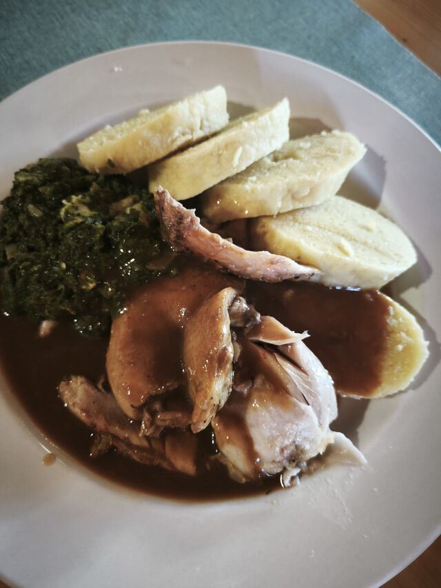 Vepřové kolínko s houskovým knedlíkem a špenátem 